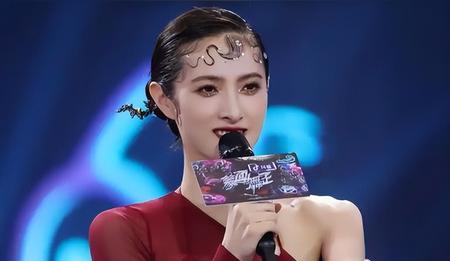 隋俊波：被靳东“甩”后，45岁竟被宠成小公主？娱乐圈的爱情啊，就跟坐过山车似的