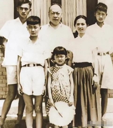 1974年，陈毅夫人张茜病重弥留之际，盯着三个儿子只说了一句话：“妹妹不出嫁，你