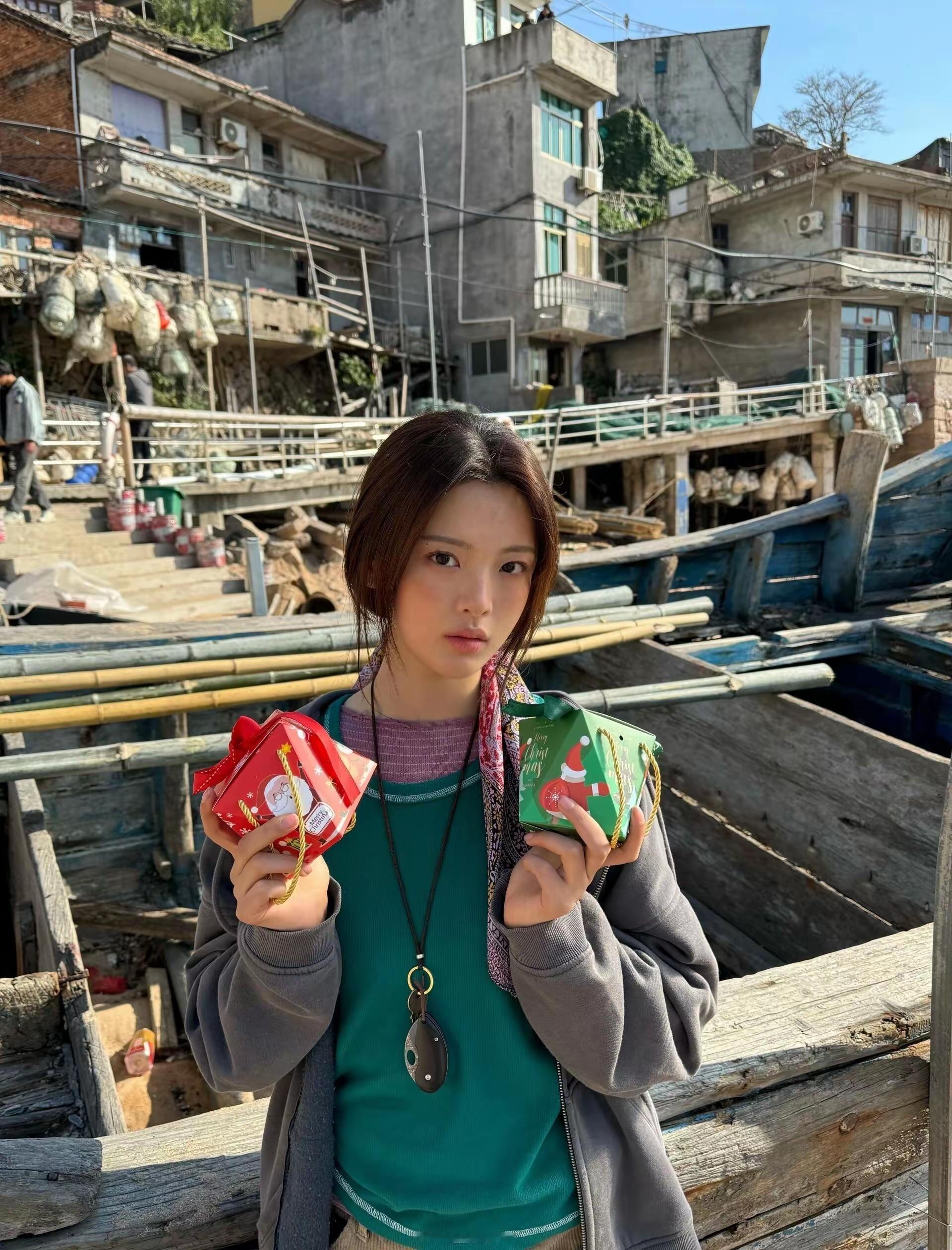 杨超越居然把这么丑的衣服穿出了一种古着感，果然美女就是批麻袋都能出片的