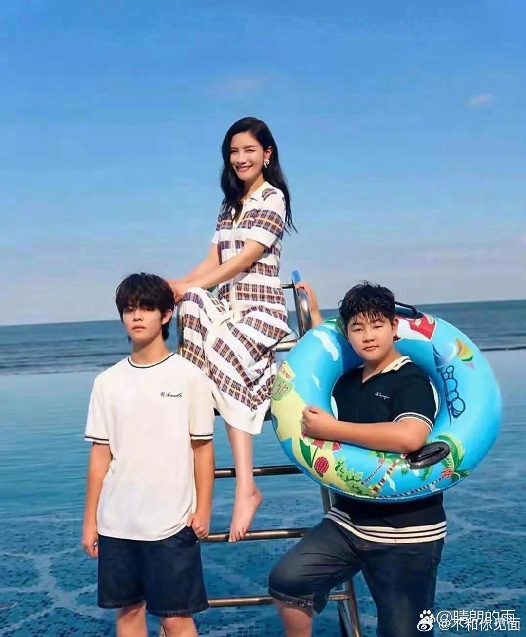 胡可﻿﻿带俩﻿‎⁠儿子拍杂志⁠‎大片⁠，直接冲上⁠﻿⁠热‎搜。49﻿岁的她‏状‏