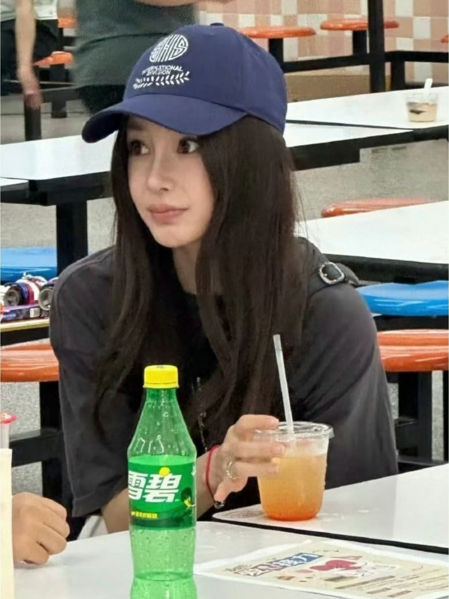 Angelababy参加小海绵学校义卖会生图即精修，姐姐状态好好呀，真的好漂亮