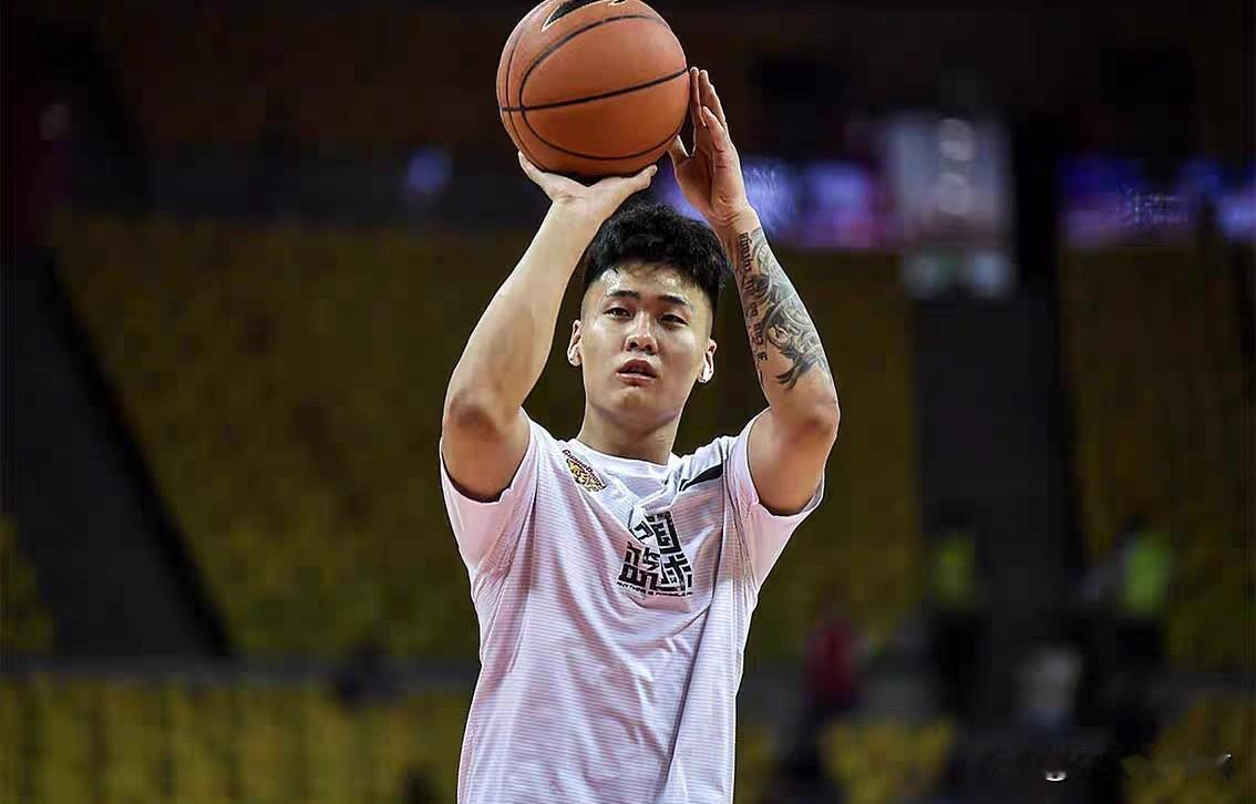 赵睿或回广东男篮！CBA休赛期期间，广东男篮与北京男篮迎来人员调整。广东男篮选