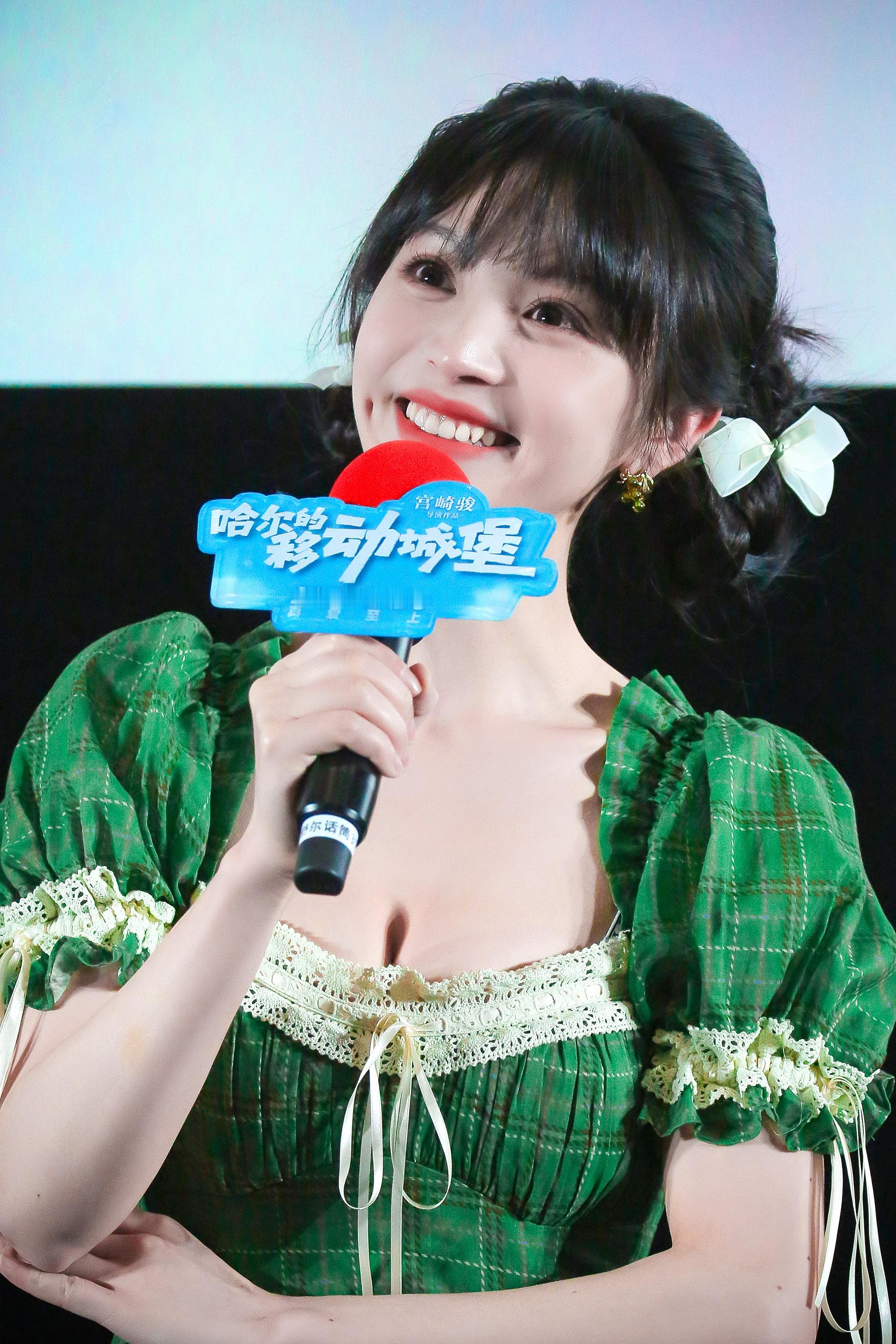 田曦薇低胸深V绿色格纹裙，绿野仙踪小公主田曦薇