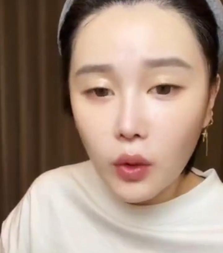 赵本山女儿球球，愤怒回应。4月3日，赵本山女儿球球突然冲上热搜，这次不是因为别