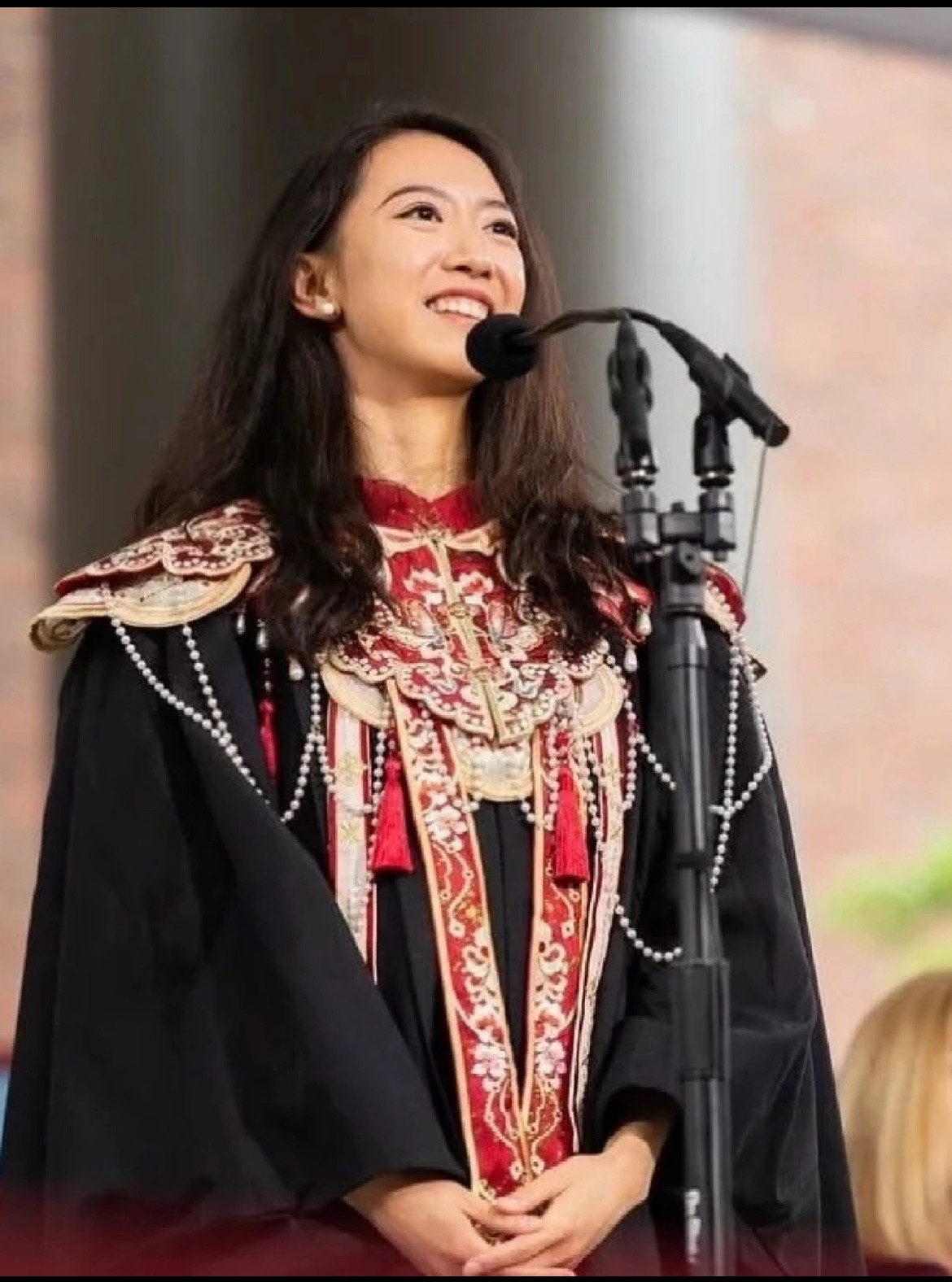 终于是把哈佛女孩的瓜吃明白了不是因为她的英语口音，也不是因为她的演讲内容让网友