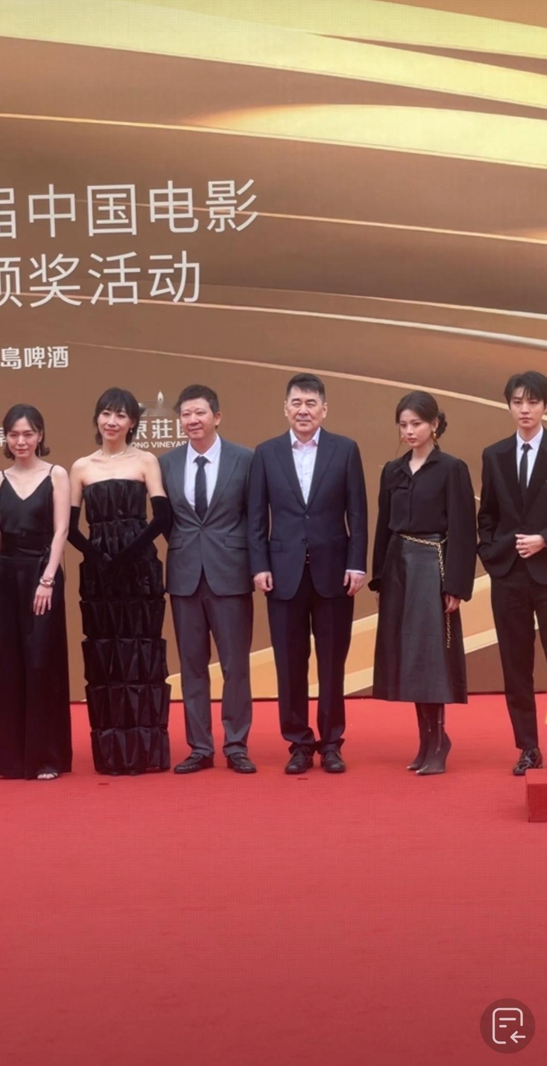 无名之辈2剧组亮相华表奖权威团队登场，气势好强！华表奖红毯杨超越无名之辈2杨