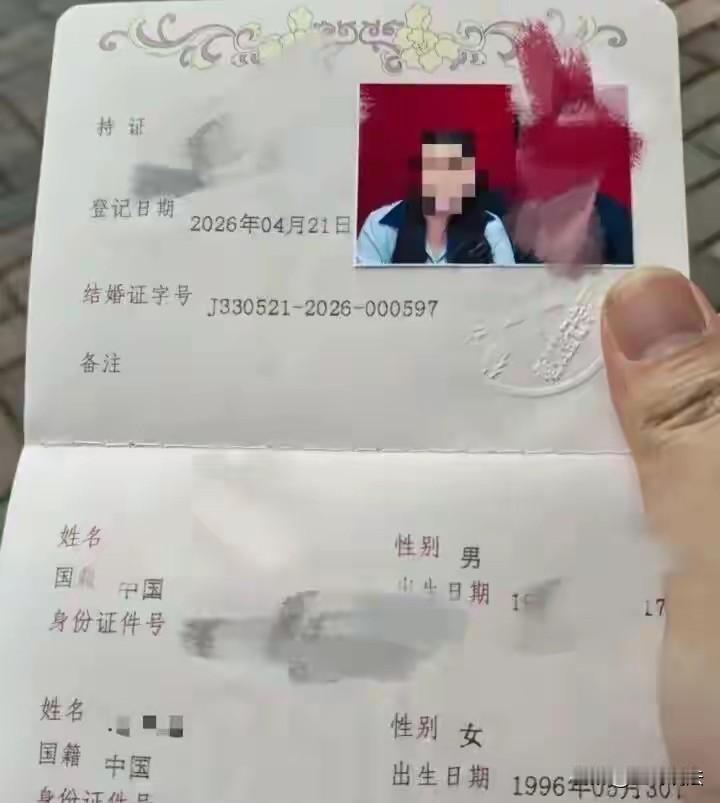 湖州德清，一32岁男子刚结婚发现，妻子欠了10万元外债，她好吃懒做，天天描眉画眼