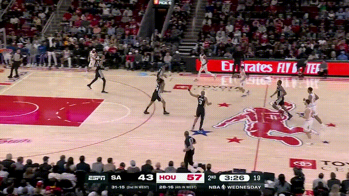 火箭超级新星谢波德的突破真是快如闪电！在今天火箭主场迎战马刺的比赛中，当时比赛进