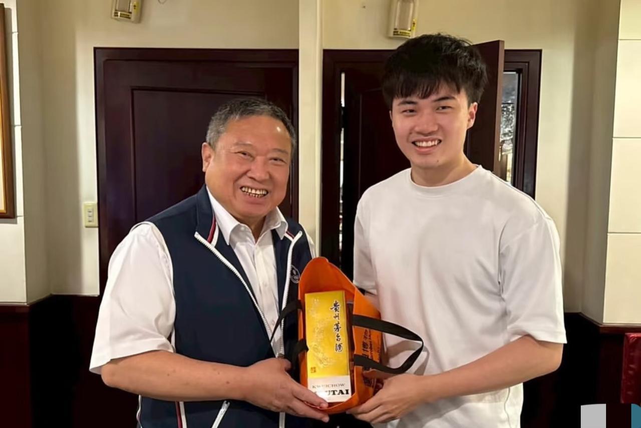 林昀儒和高承睿接受赞助商表彰林昀儒给董事长带特产，懂事的林昀儒，情商真的很高