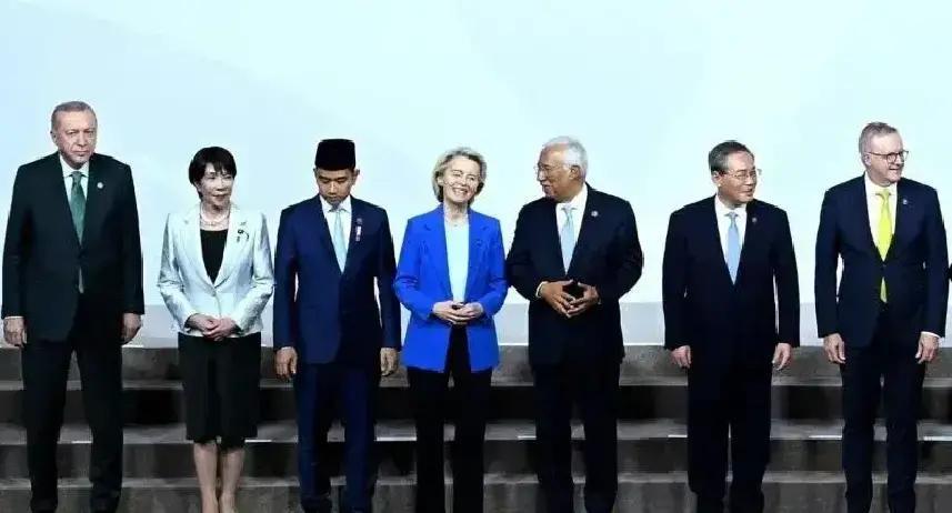 就在刚刚据部分现场媒体描述，南非主办方突然宣布了合影按既定顺序完成、请勿自