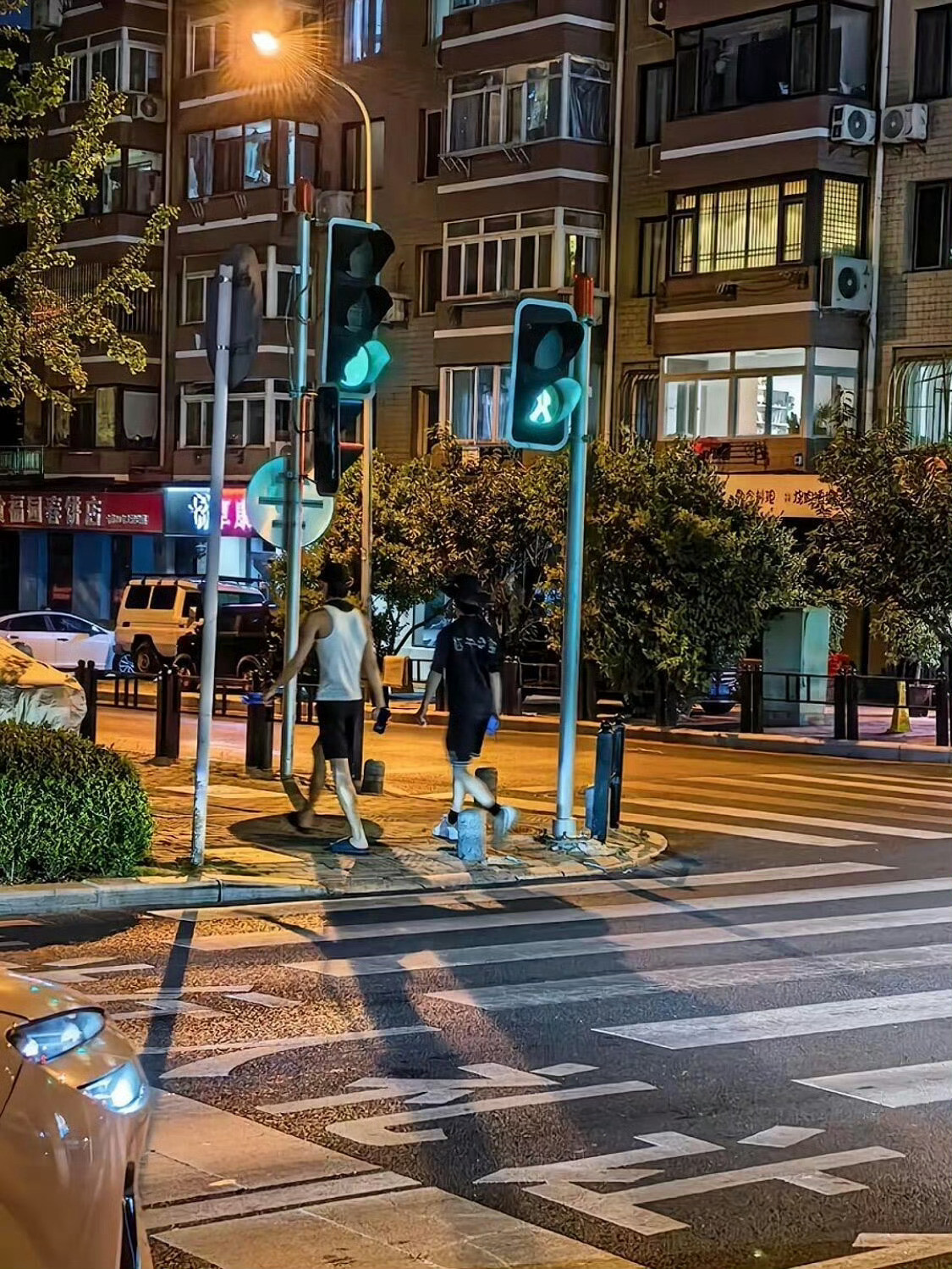 老头衫，居家拖鞋，回了家的宋威龙松弛成这样网友大连偶遇宋威龙全伊伦