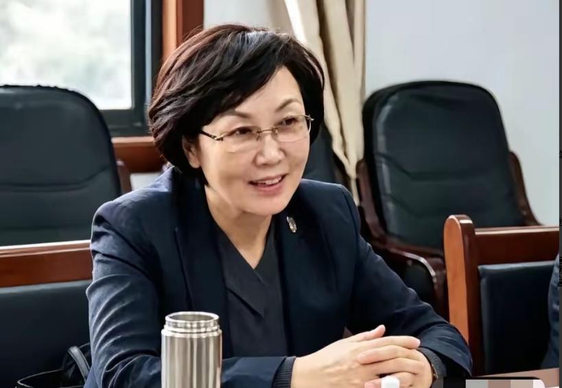 67岁，退休四年多，张春香还是没躲过去。她曾把手机号向全省公开，退休四年后，自