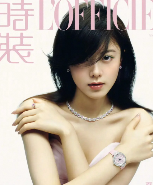 赵今麦时尚大片：粉色抹胸裙配绿眼影俏皮又魅惑