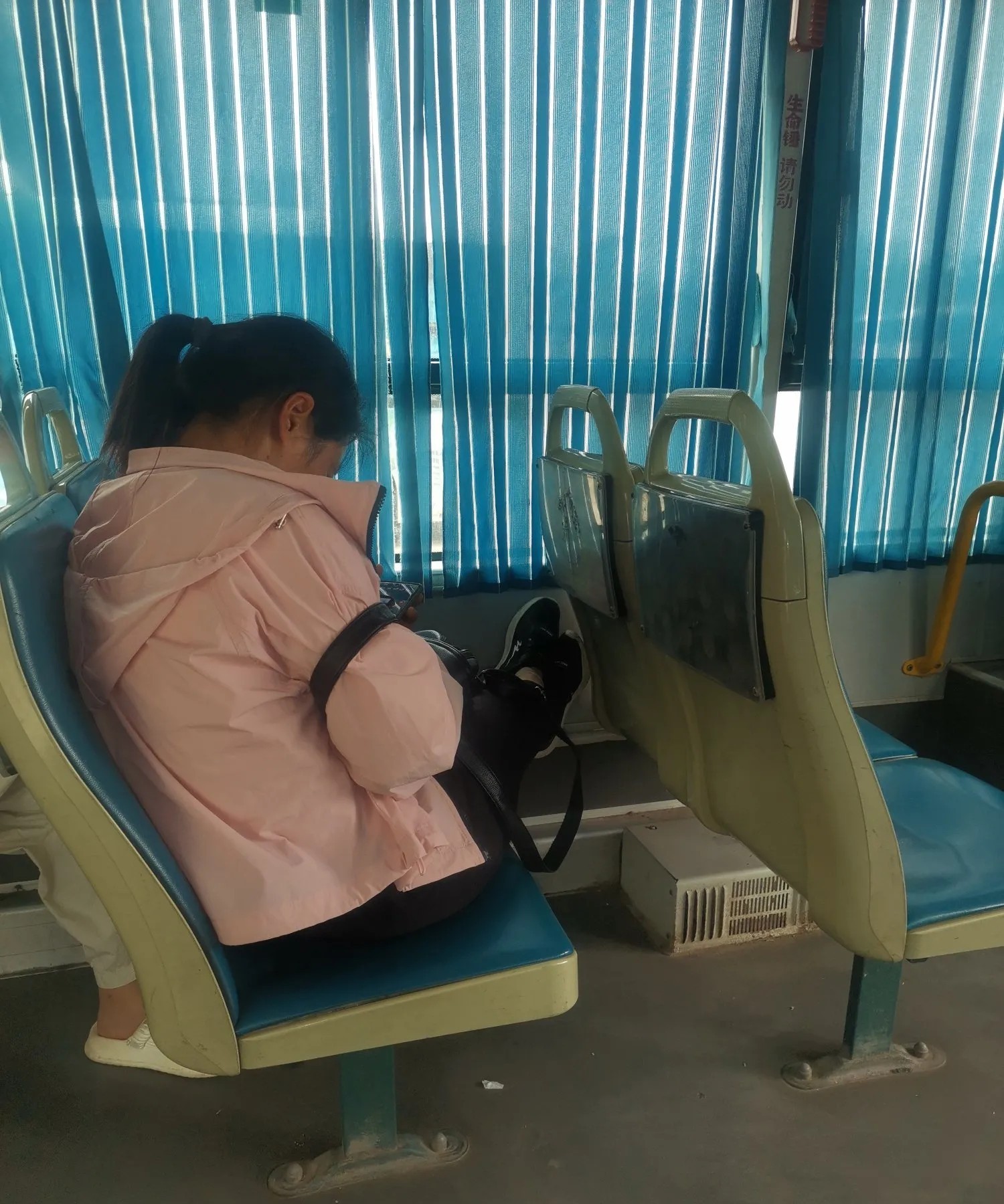 这孩子咋了？怎么对妈妈这样子？今天在公交车上，有一位妈妈和女儿一块上公交车，女