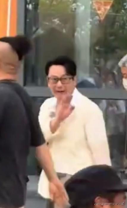 近日，情歌王子张信哲出行被偶遇，曾经的情歌王子张信哲有些弯腰驼背，脸部皮肤有些浮