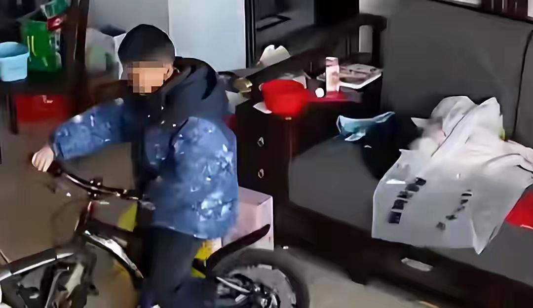 江苏宿迁9岁男孩坠楼，听着就让人心堵。监控里显示，那孩子10点24分还在客厅蹬自