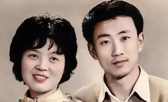 1977年，北京知青考上大学，返城前夜，农村未婚妻含着泪，不安地问：“你还会回来