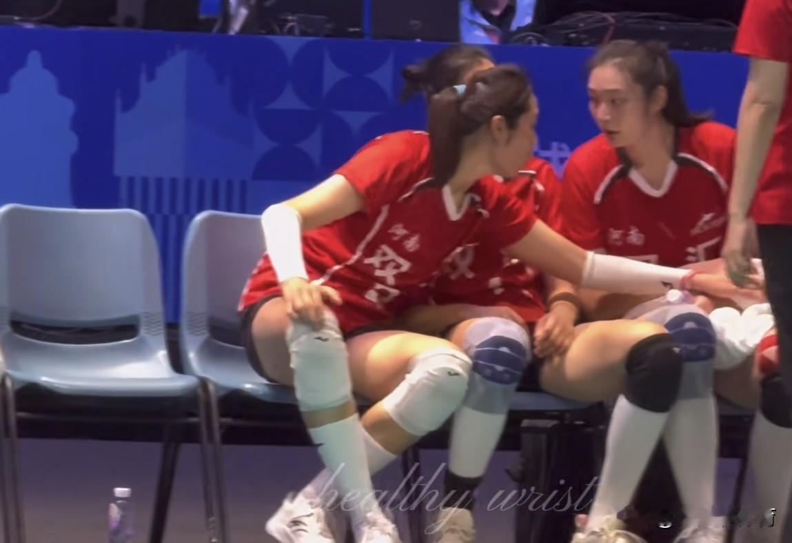 谁去哄哄可怜的朱婷啊！你看看把朱婷忙的，在场上不仅忙着进攻，场下还要忙着去哄队员