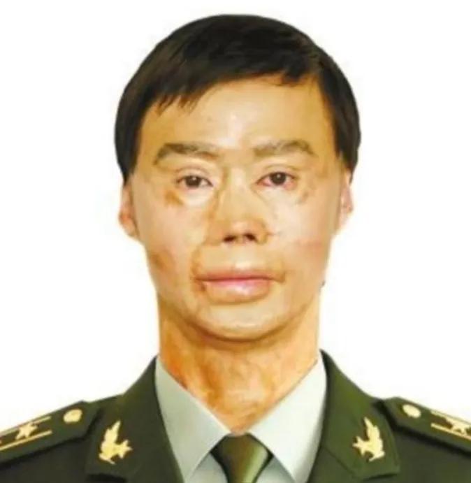 1995年，一名解放军战士乘坐归队。途中，他奉劝司机：“不要停车加油！”然而，司