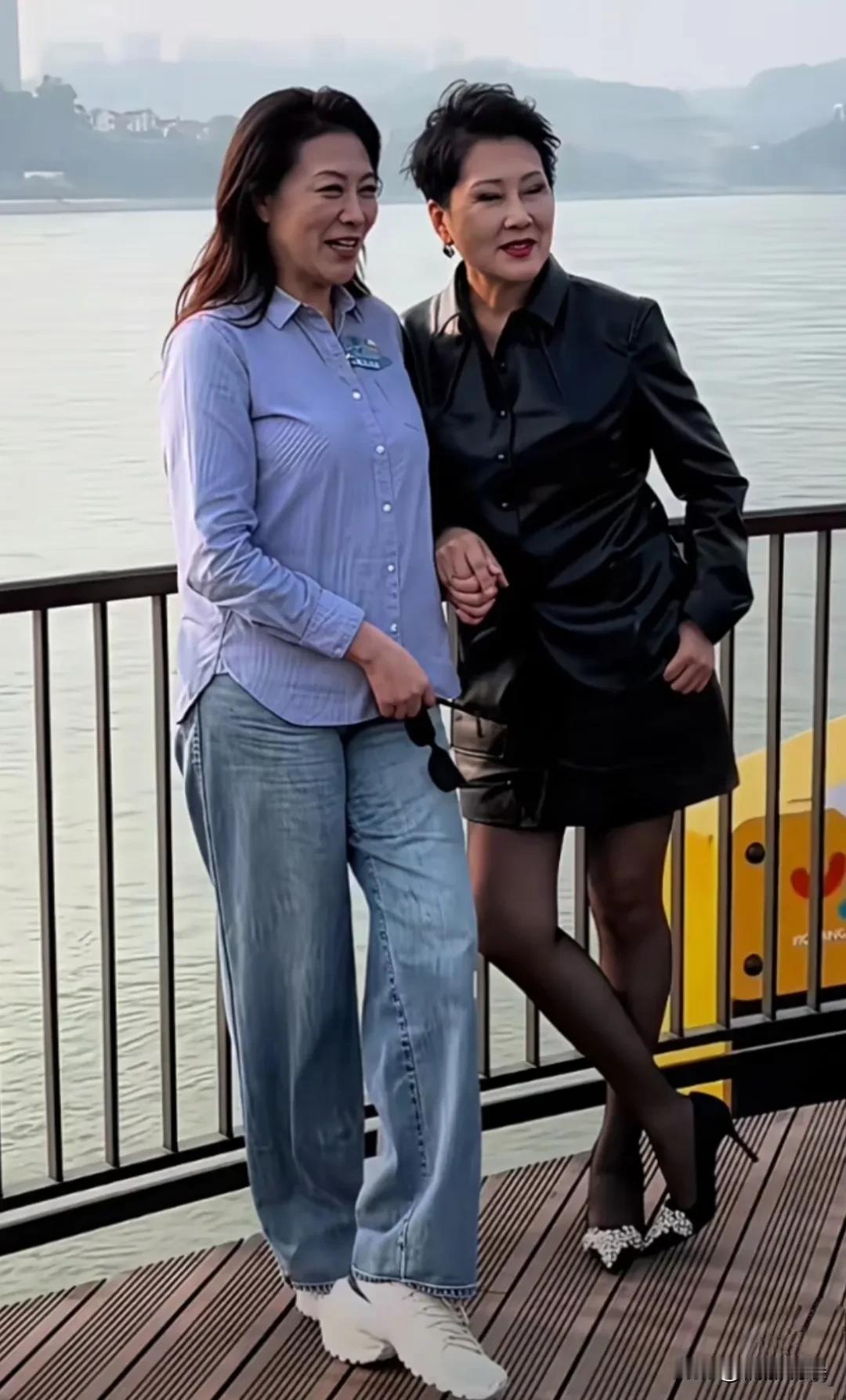 看这俩人的同框，感觉与其用科技留住青春，还不如优雅老去。张凯丽和岳红出席活动同