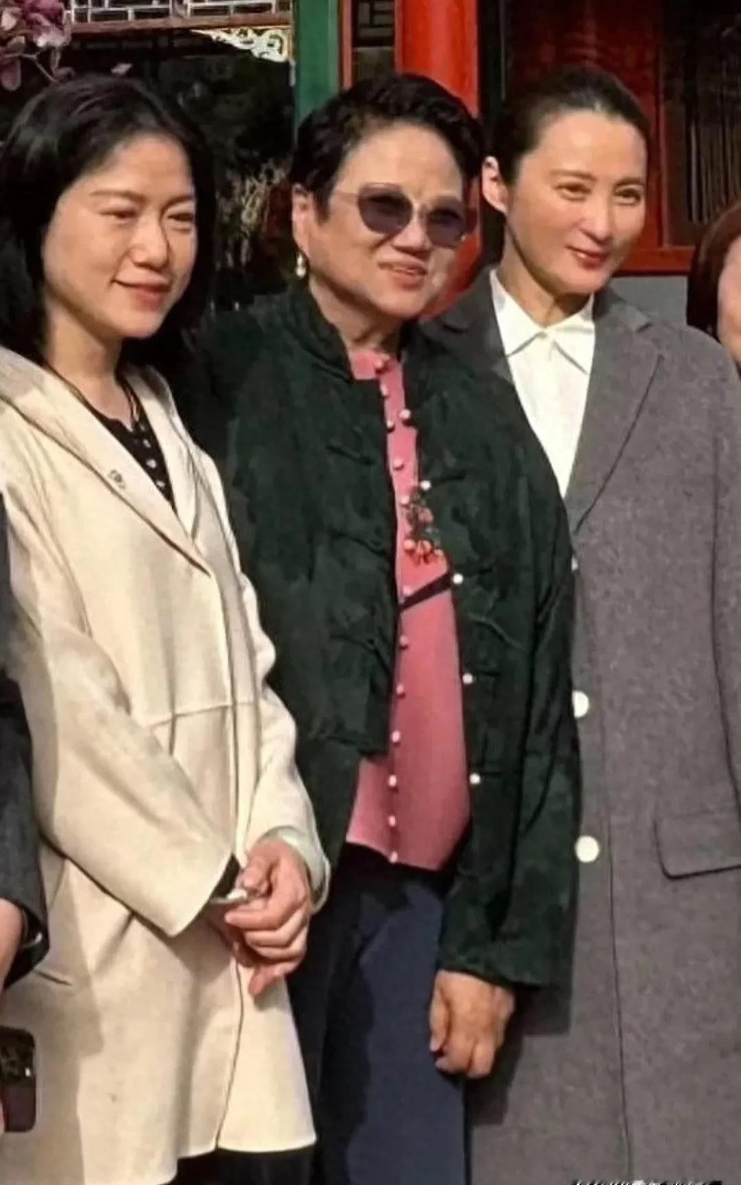 她们俩站在一起，不像明星和学者，倒像两个安静把日子过明白了的人。翁帆穿得素净，