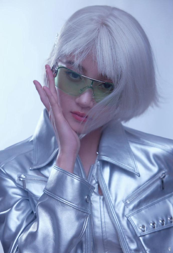 关晓彤我的星际文女主直接被关晓彤帅晕！未来感妆造加身高优势，科幻氛围直接拉满，