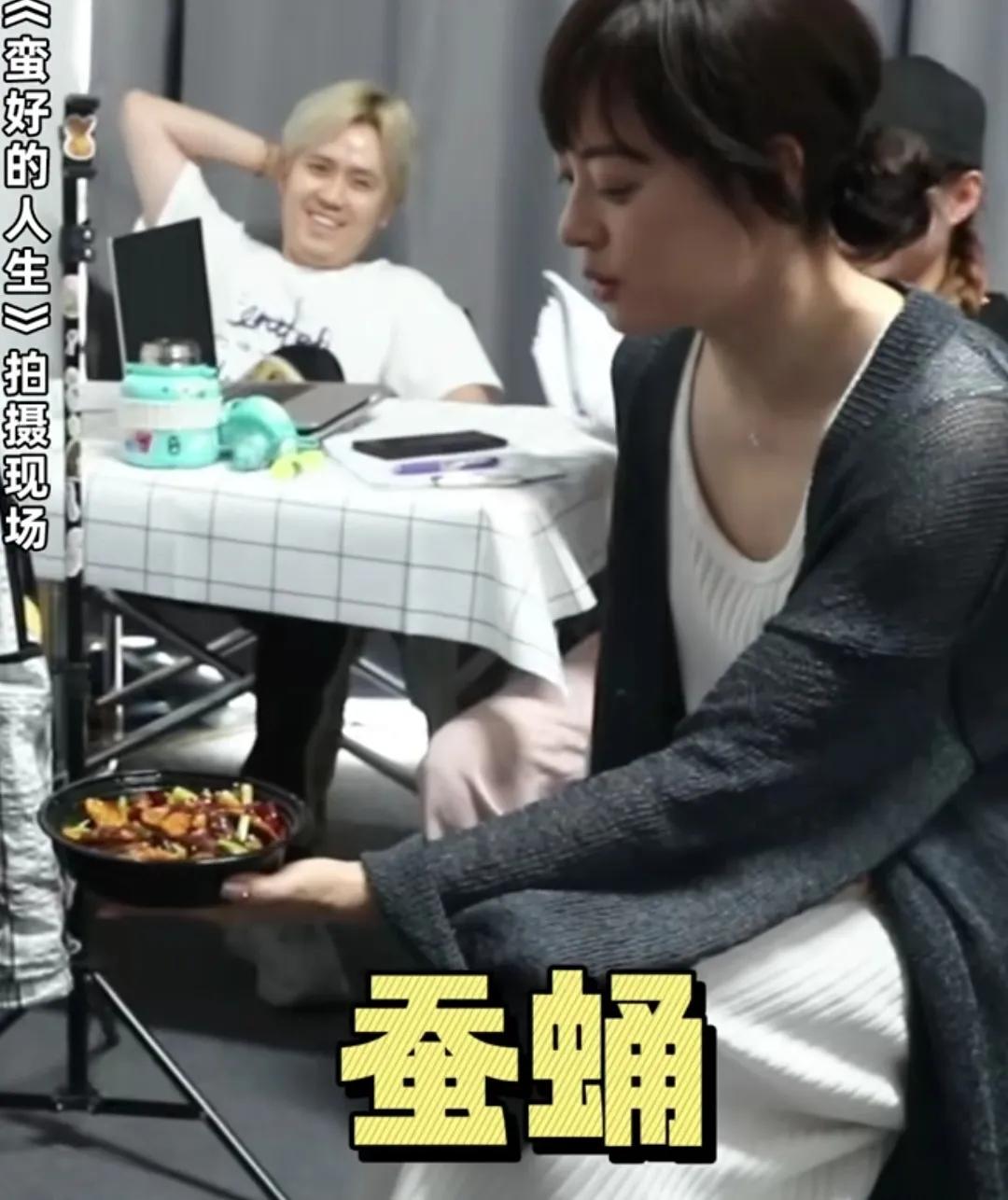 孙俪给导演分享美食，导演问是什么，孙俪说蚕蛹，导演听了害怕的不敢吃，孙俪还给身边