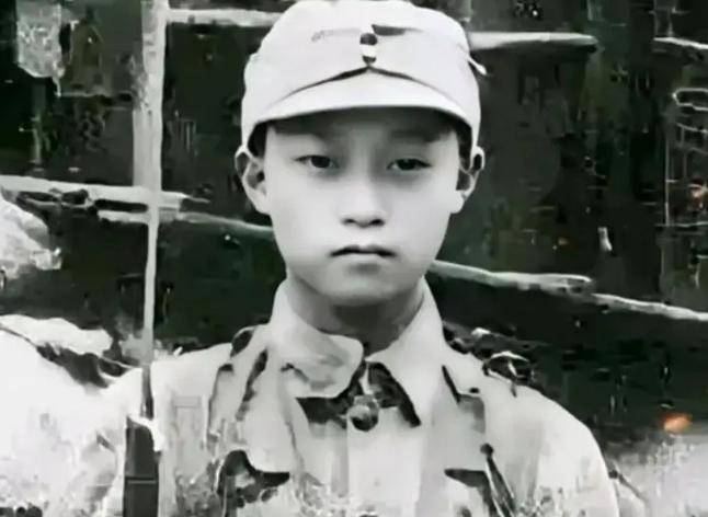 1938年，台儿庄战役中，16岁的广西"狼兵"韦容松正在巡逻，途中他碰到了由6名