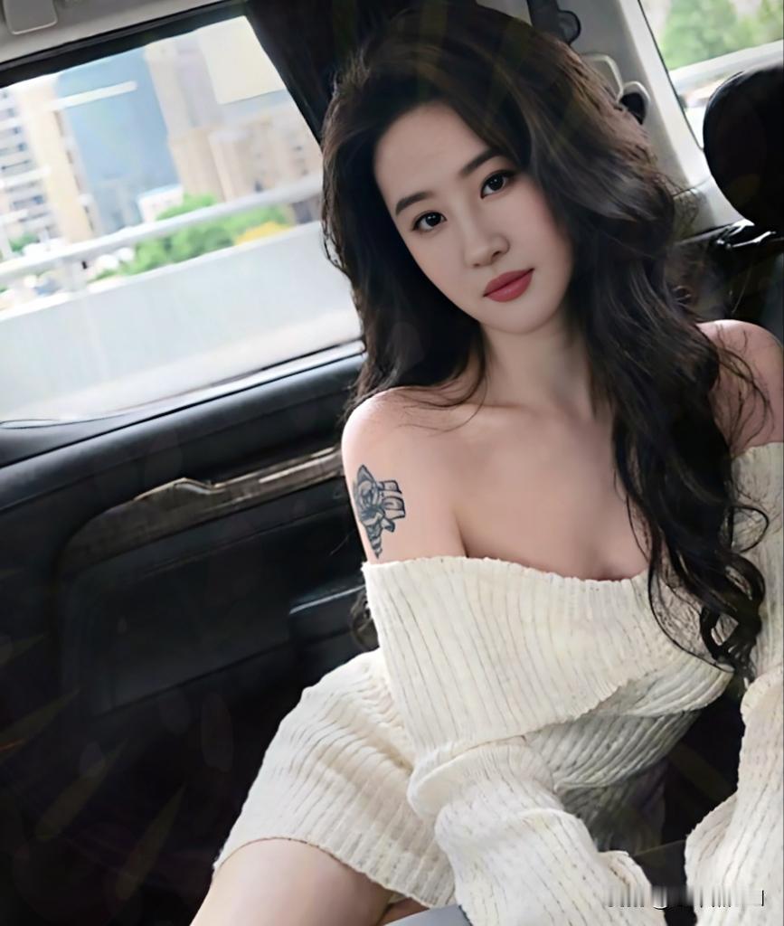 刘亦菲这造型也太美了！抹胸花边裙，花边在灯光下闪得我移不开眼，卷发温柔又带点小妩