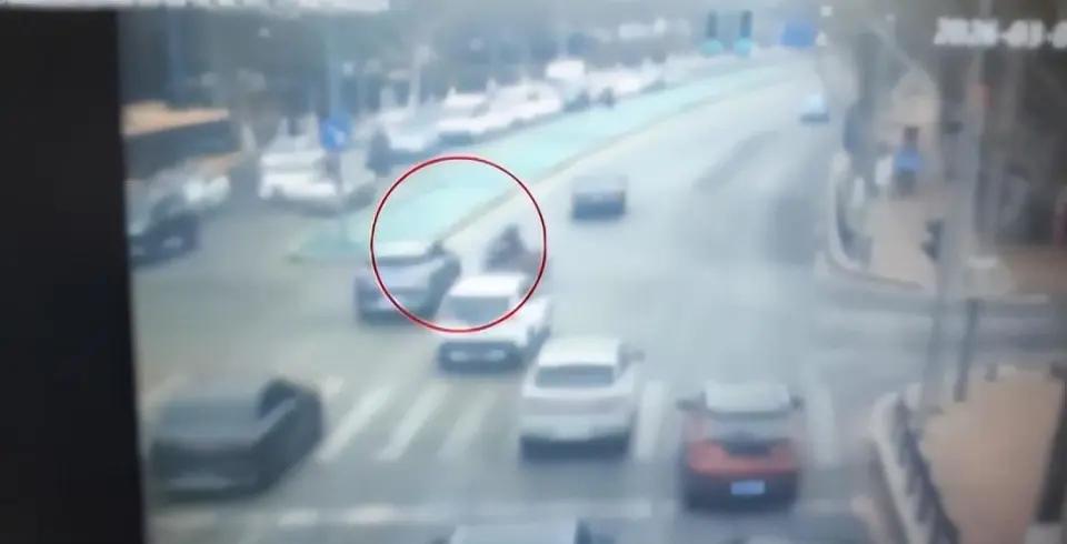 辽宁大连一67岁大爷骑车连闯红灯，先后与三辆正常行驶的车发生碰撞，最终导致自身多