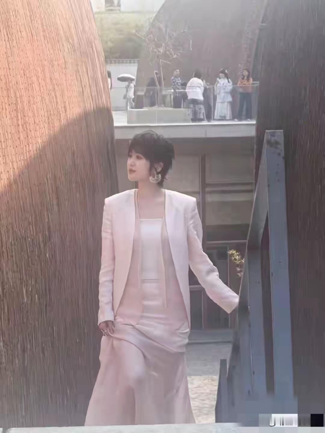 二公主姚安娜现身景德镇，一身虾粉色长裙西服套装气质出挑如超模，比起当演员，二公