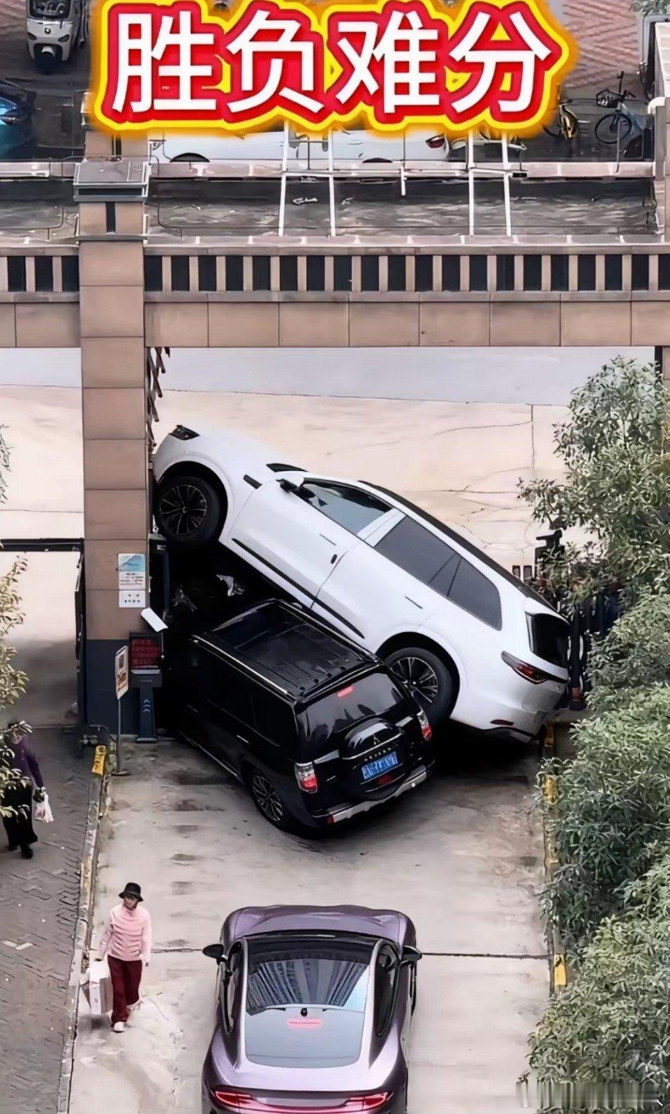 人真的不能斗气啊！小区门口两个开车的年轻人一个出小区，一个进小区，顶在门口谁也不