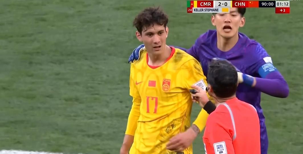 国足0：2喀麦隆，要问哪个球员表现最好，我肯定选拜合拉木，这伙计下半场替补登场，