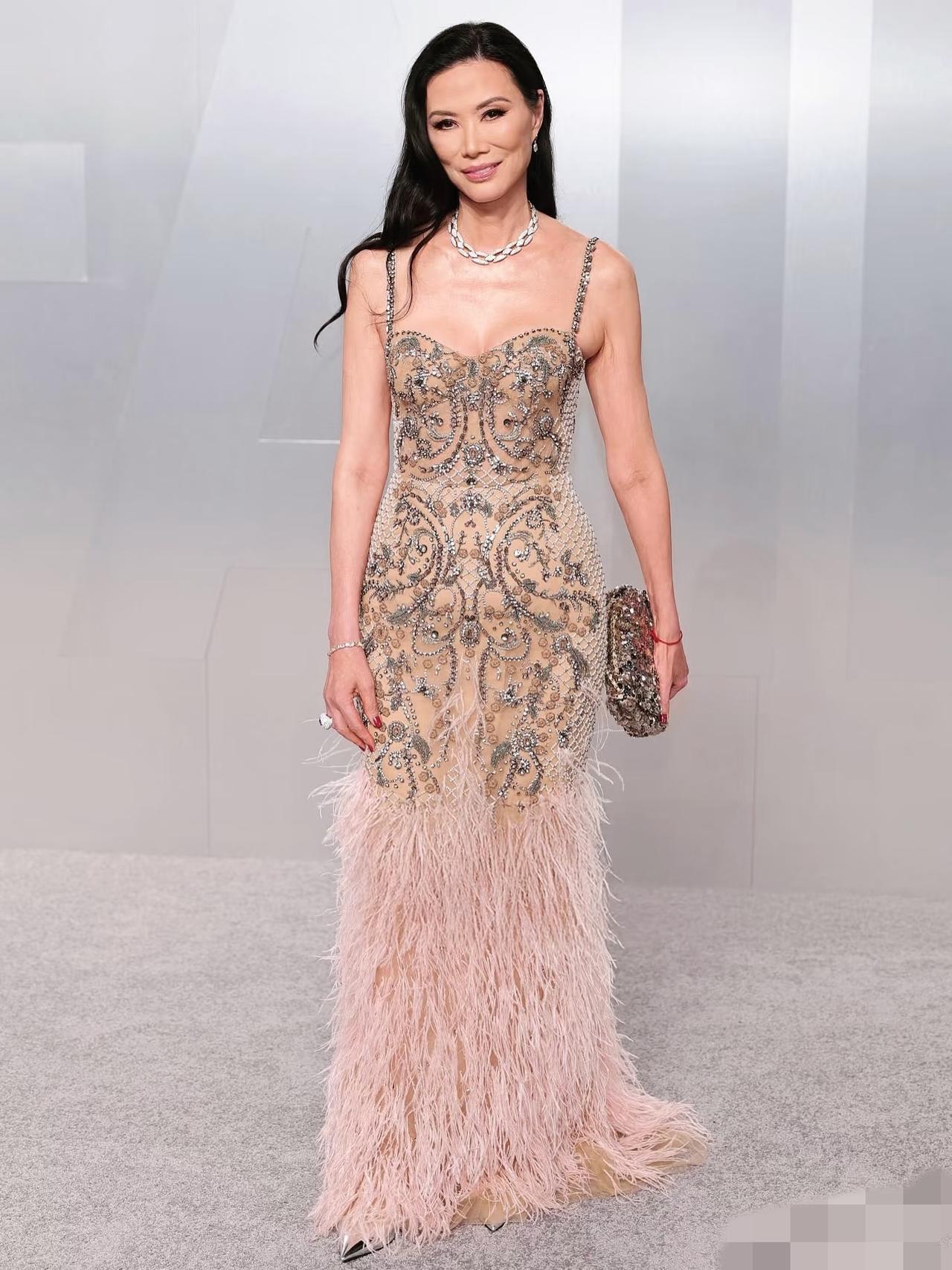 邓文迪参加奥斯卡，医美痕迹明显，有点小肚腩，但眼神霸气，一看就是名媛!3月1