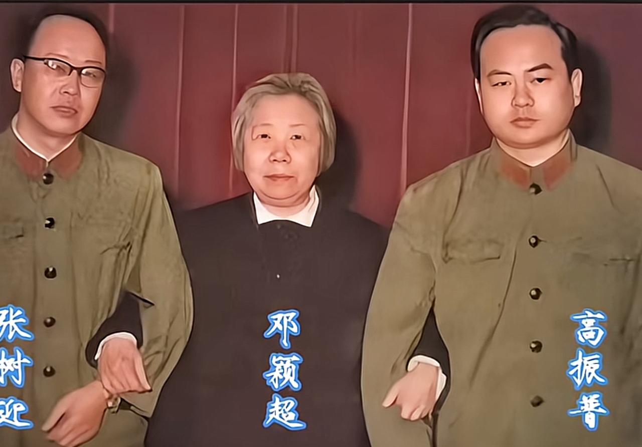 1976年，周总理逝世后，邓颖超与两位卫士的合影。周总理逝世后，张树迎和高振普，