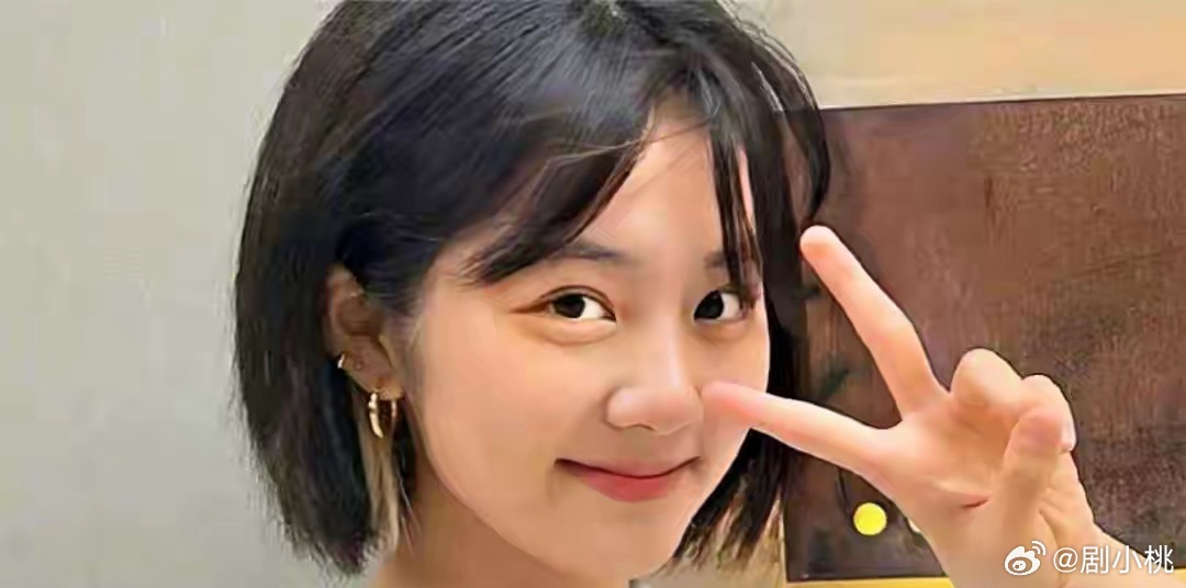 1.黄多多现在也肩负起了带火弟弟的“使命”，她亲爹坚信三个孩子里指定能有一个成为