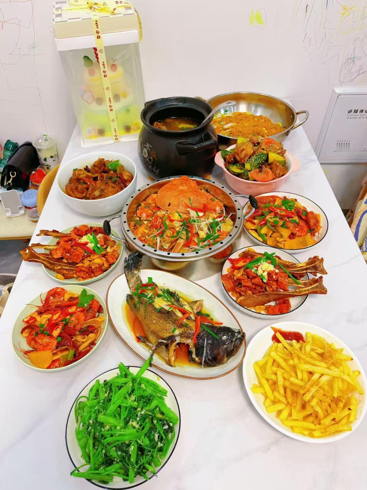 一桌丰盛的饭菜，看起来真美味，色香味俱全。