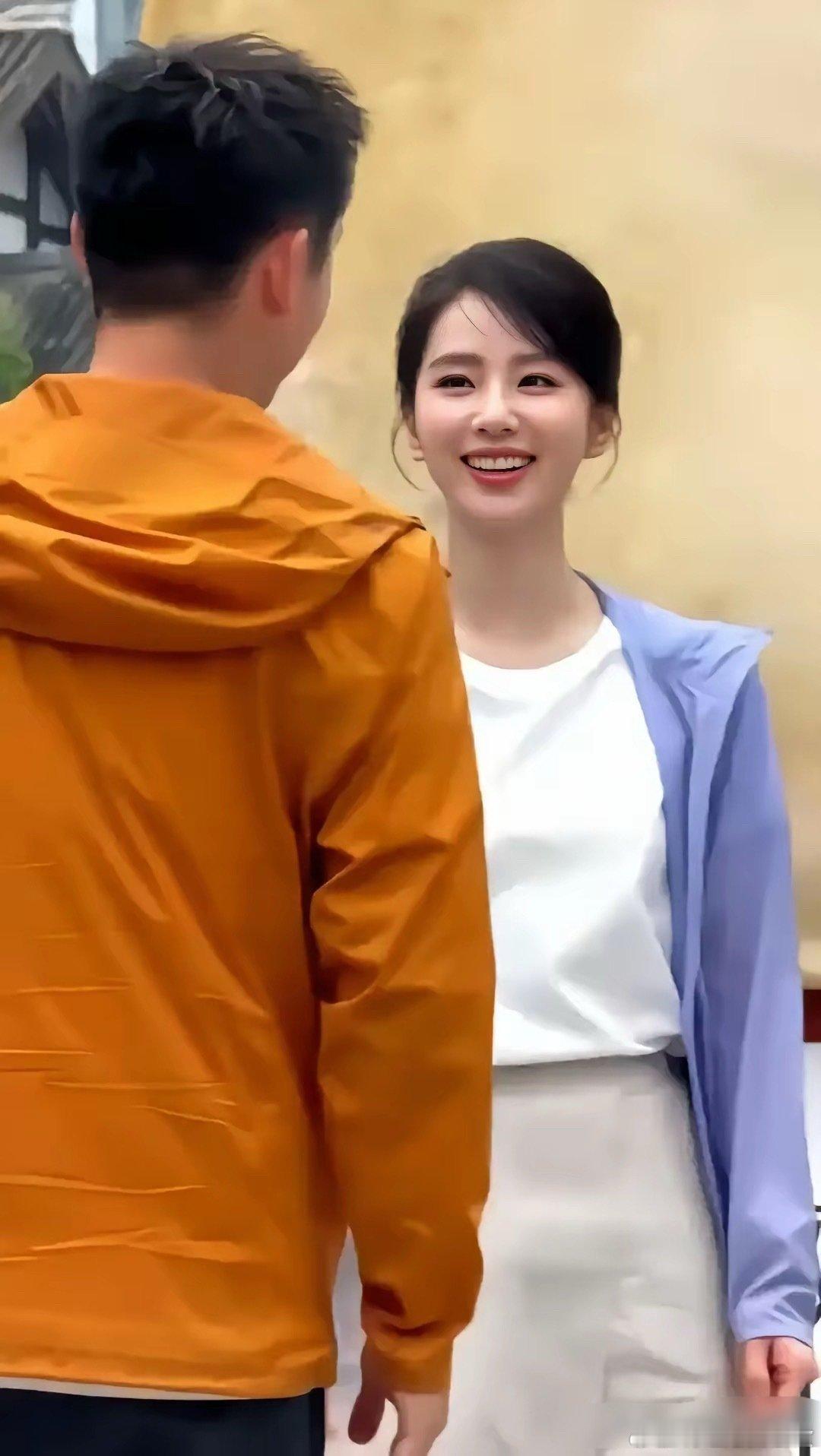 不怪吴奇隆非要把她娶回家，真人巨漂亮啊。​​​​