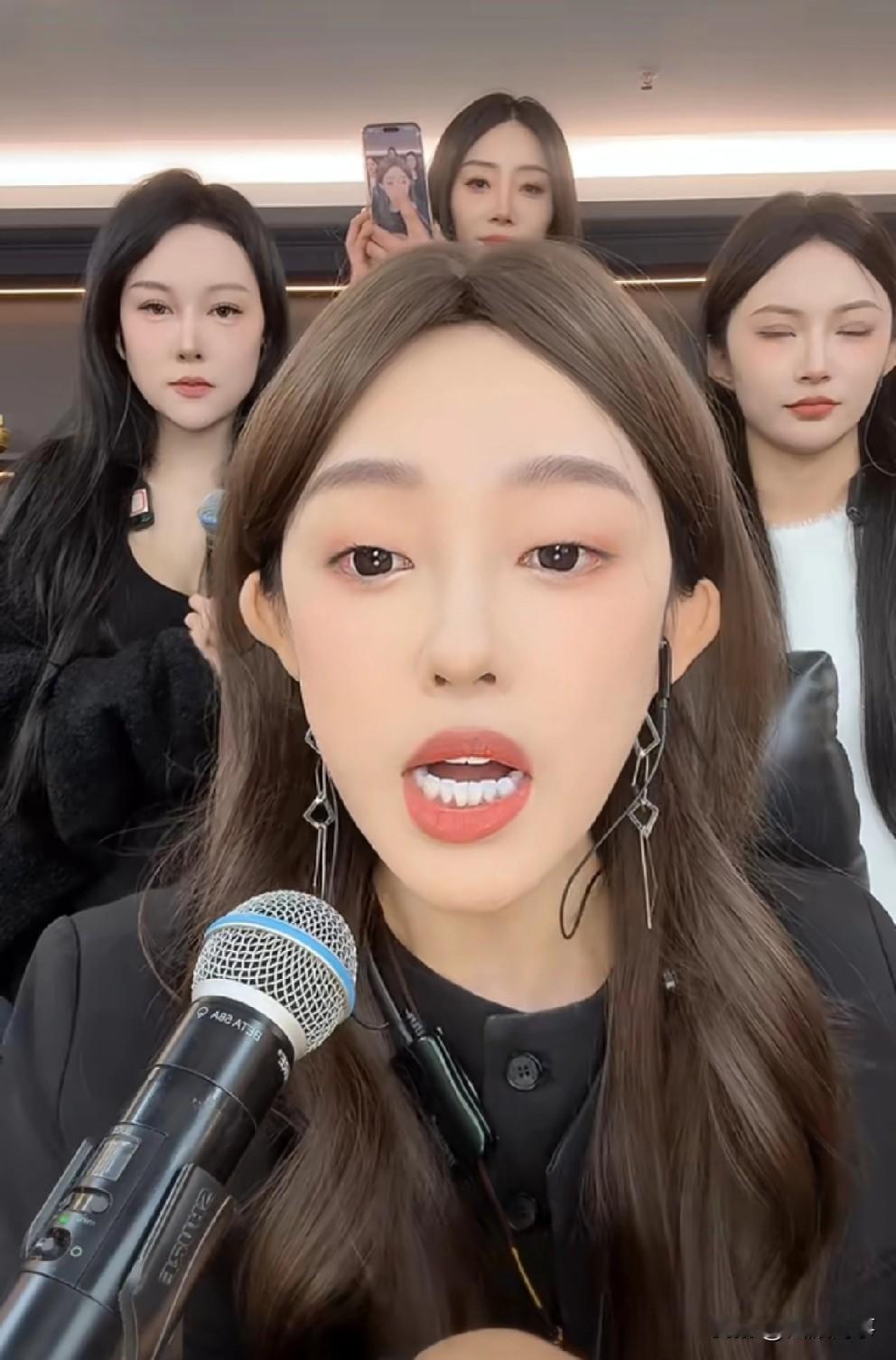 粉丝说娜美不如腿腿，小胖说娜美比仙家所有艺人能力强！