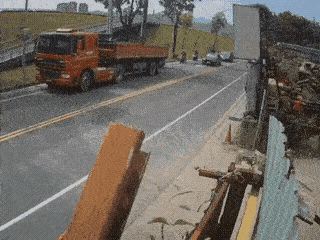 这起车祸，风驰电掣，骑摩托车的人，竟然镶在了大车之上，可见当时骑车速度之快，从当