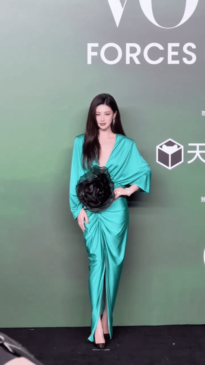 朱珠体态被朱珠的体态狠狠圈粉！无论是站是坐都透着优雅，一举一动舒展自然，沉淀