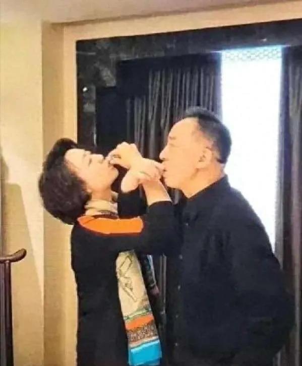 不管是闹着玩，还是表演给酒朋看，这种行为确实不严肃，不文明，不雅观，庄重讲究人，