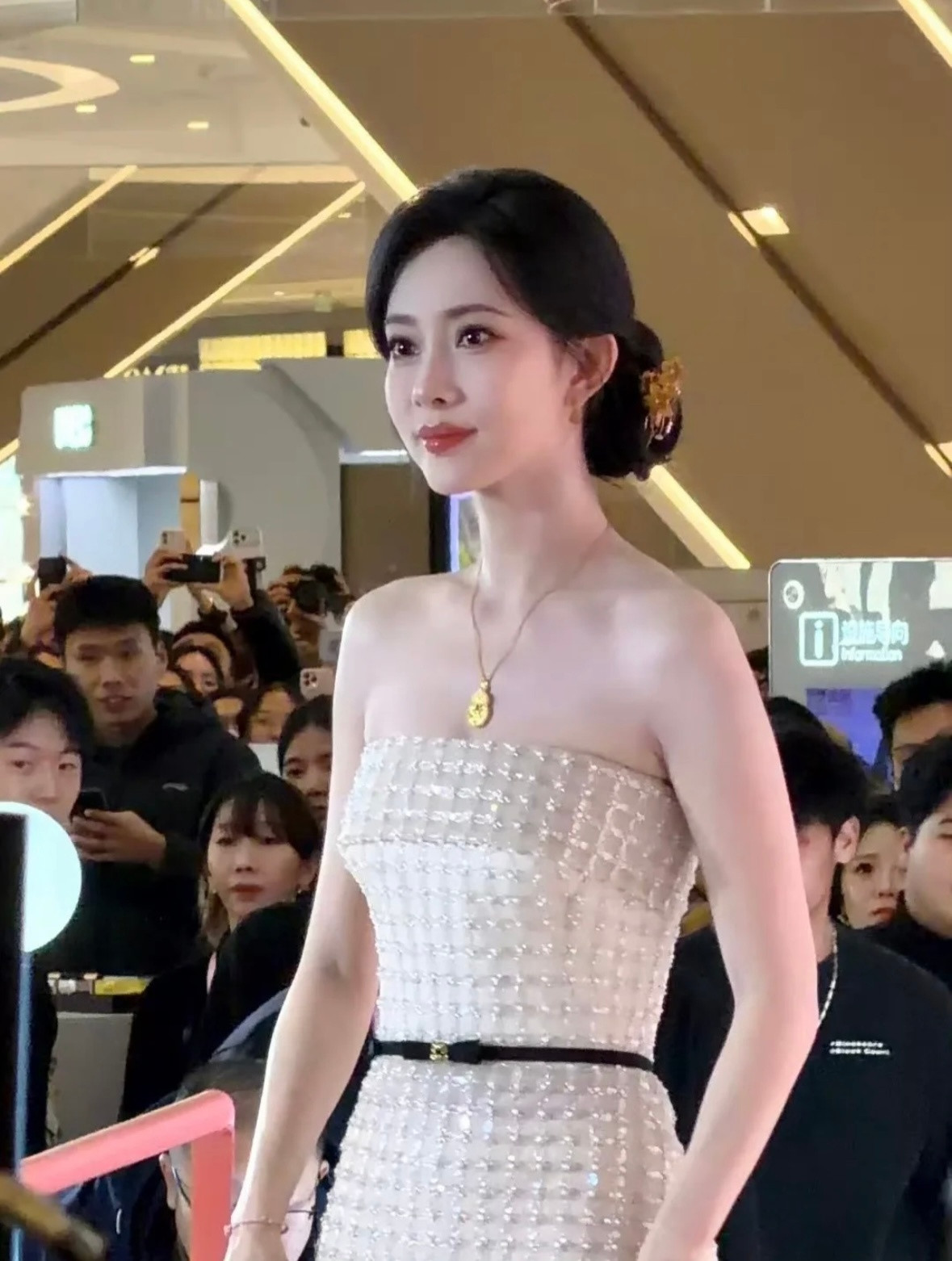 这还只是后置里的程度我真的不敢想孟子义本人有多美….