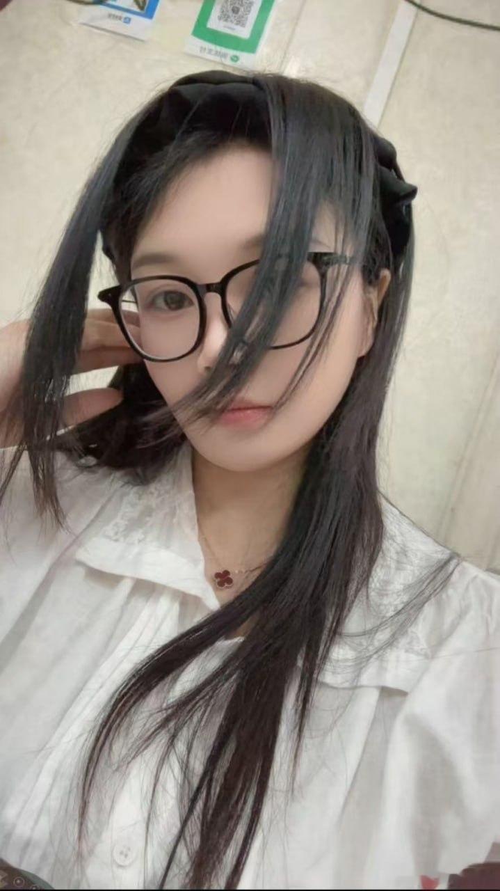 张雅琪回应中餐厅表现争议纯路人蹲完整个瓜，说句大实话节目里记错桌号、甩锅王俊凯、