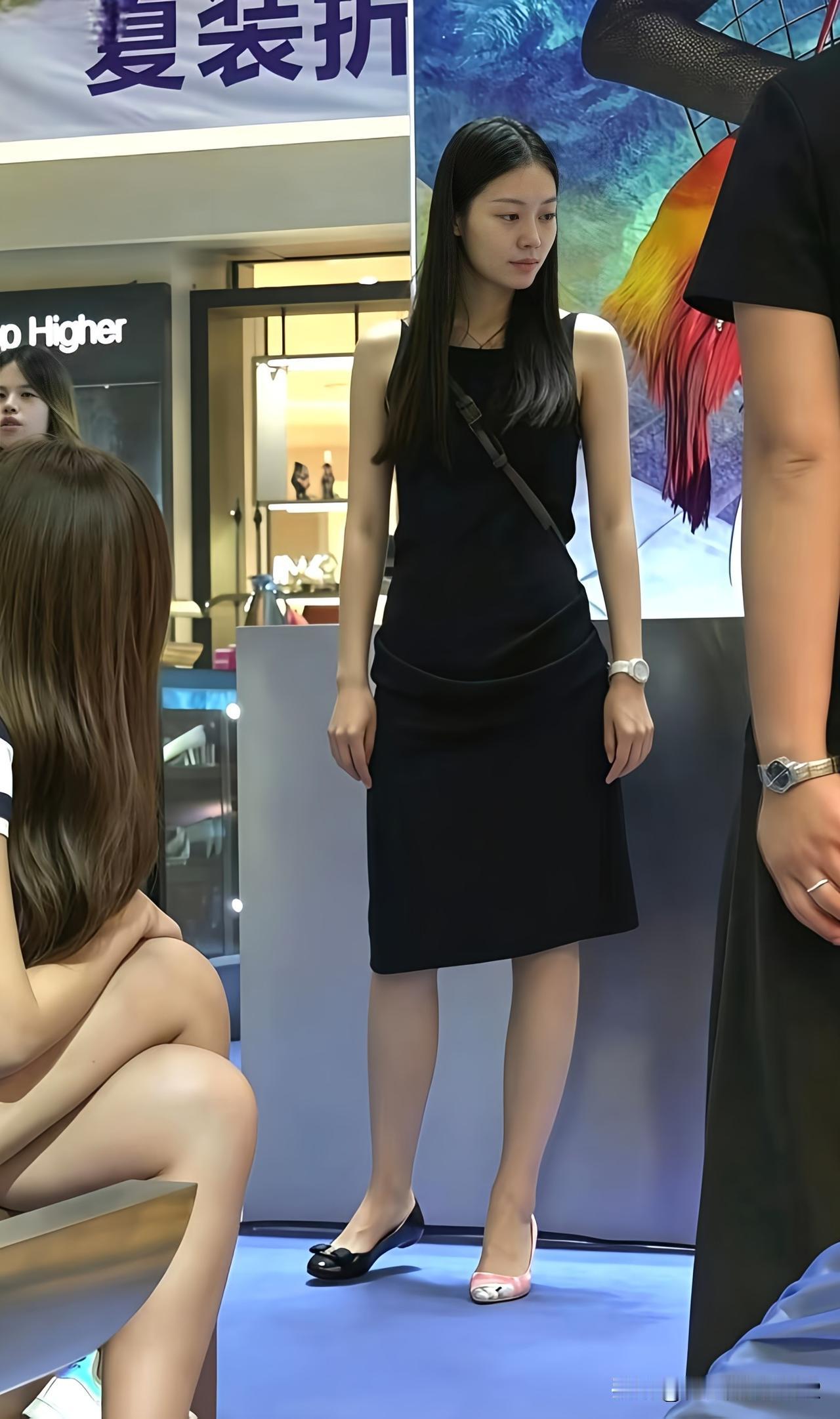 商场里优雅黑裙穿搭，尽显时尚魅力