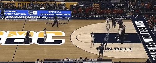 女的打起架来，没男的什么事情。突发，NCAA女篮爆发激烈冲突，女裁判直接被误伤