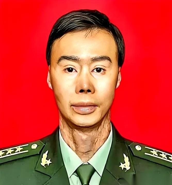 1995年，19岁的战士梁强坐在一辆漏气的大巴车上。司机为了省事，竟然拎起一截灌