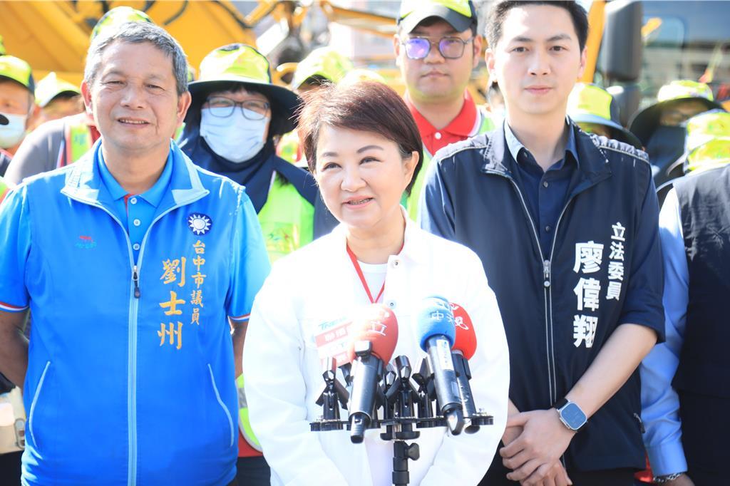 卢秀燕出手台中市整合方案敲定台中市长提名蓝营“姐弟之争”有重大突破，“立