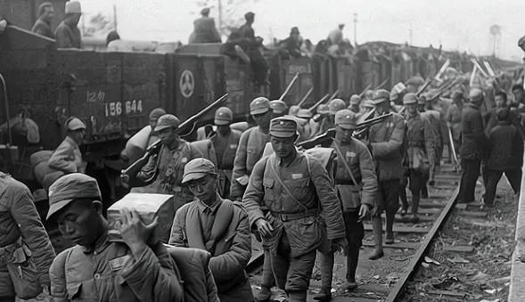 1948年3月，国民党整90师中将师长正在怒骂小电话兵，甚至开了两枪恫吓。小电话