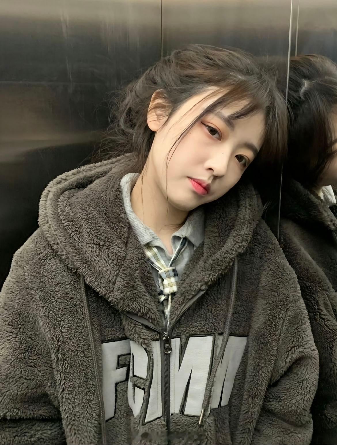 美甲个人玩家，怎么拒绝给室友做我换款式换得很勤，喜欢自己给自己做一些长美甲，室友